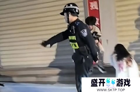 百万网红帮女友涨粉300万，不料反被送“青青草原”，街头怒骂引热议